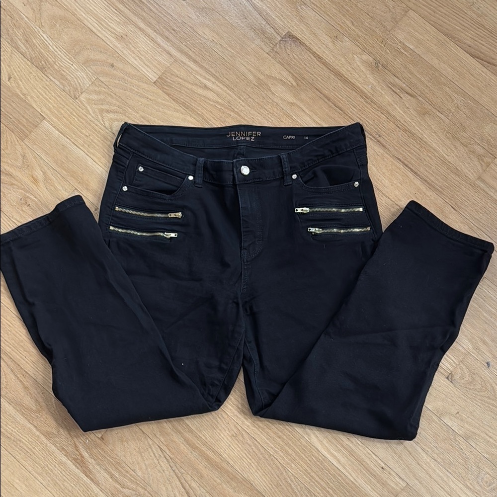 Jennifer Lopez Women's Black Jean Capris with zipper detail  sz 14